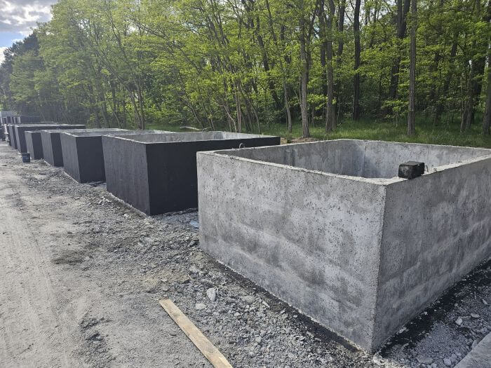 Plac produkcyjny z szambami betonowymi Nałęczów gotowymi do transportu